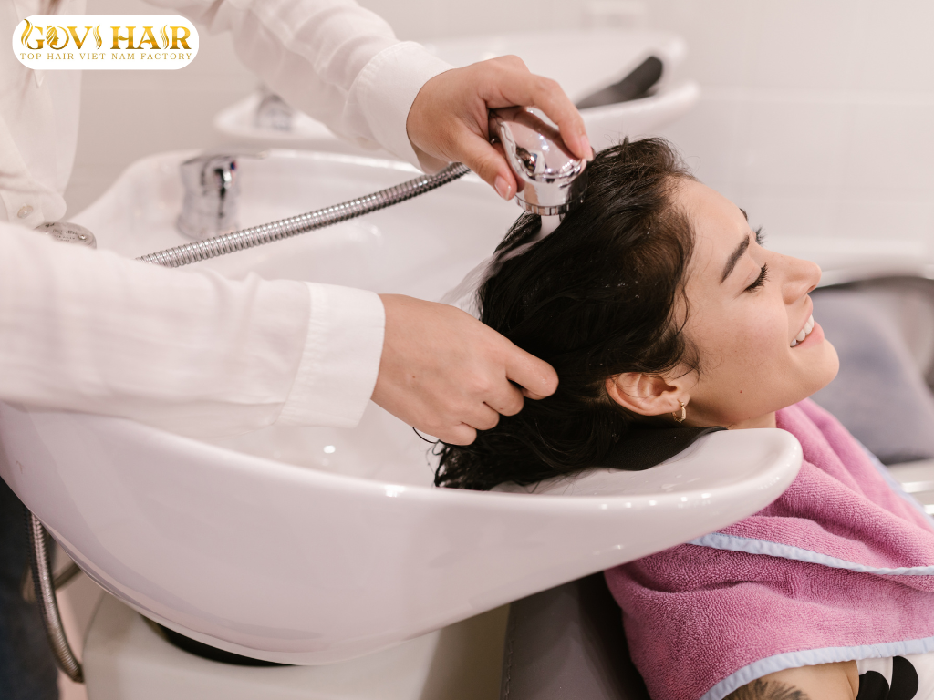 How to Put Hair Extensions in Ponytail: Step-by-Step 6 Washing hair to clean for ponytail extensions
