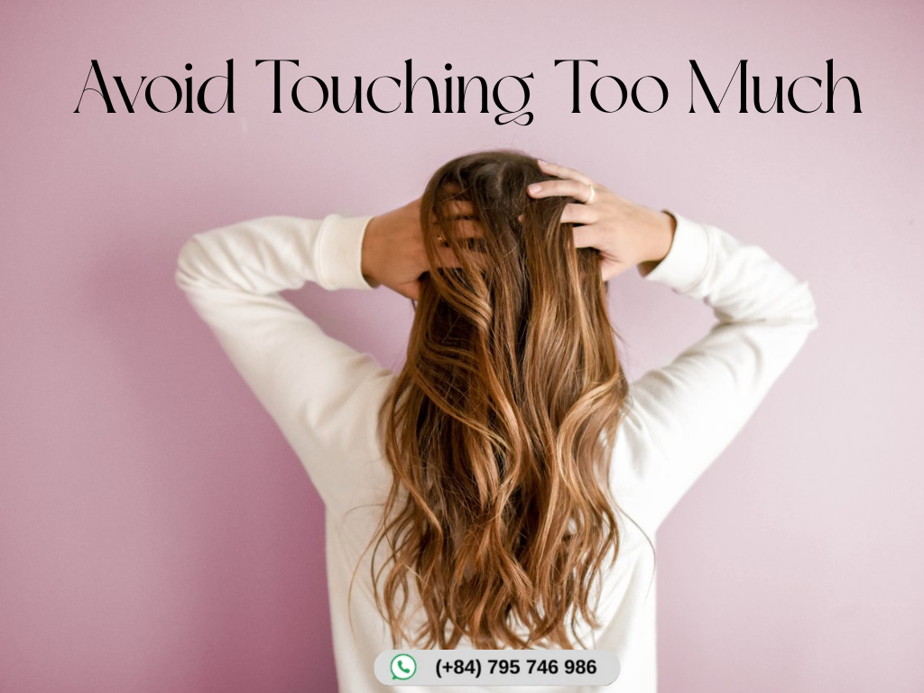 How to Make Your Curls Last Longer: 8 Easy Tips for Lasting Curls 6 Avoid Touching Too Much
