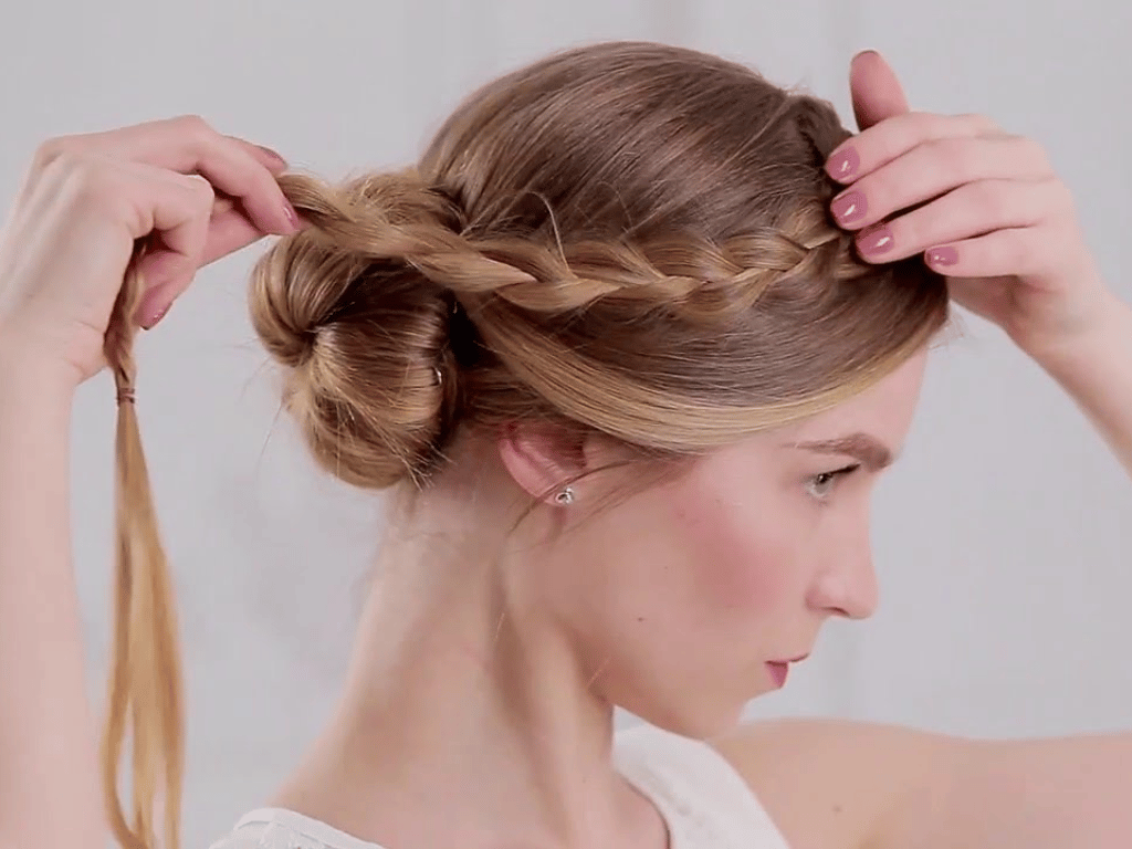 How to Style a Braided Chignon Easily at Home 4 A braided chignon can typically last 6 to 10 hours