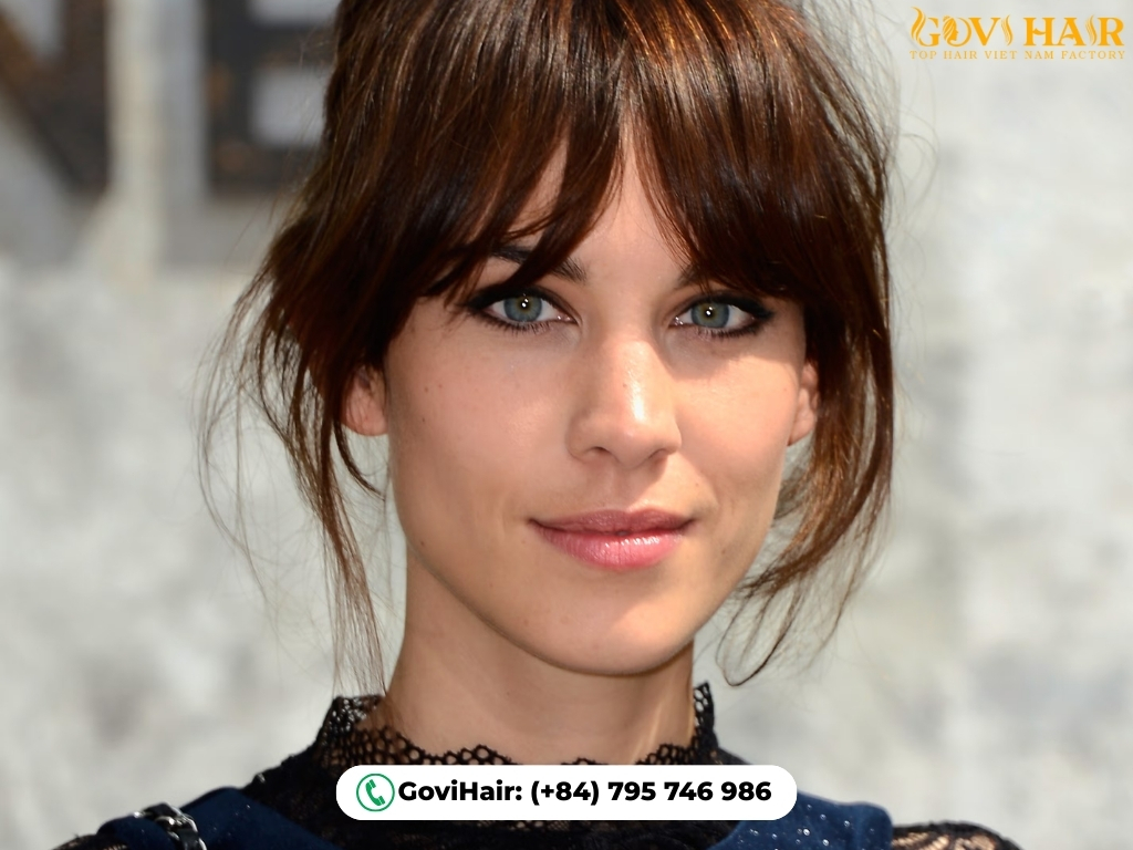 Bangs vs No Bangs: Which One Is Right For You? 18 Long face with bangs creates horizontal balance