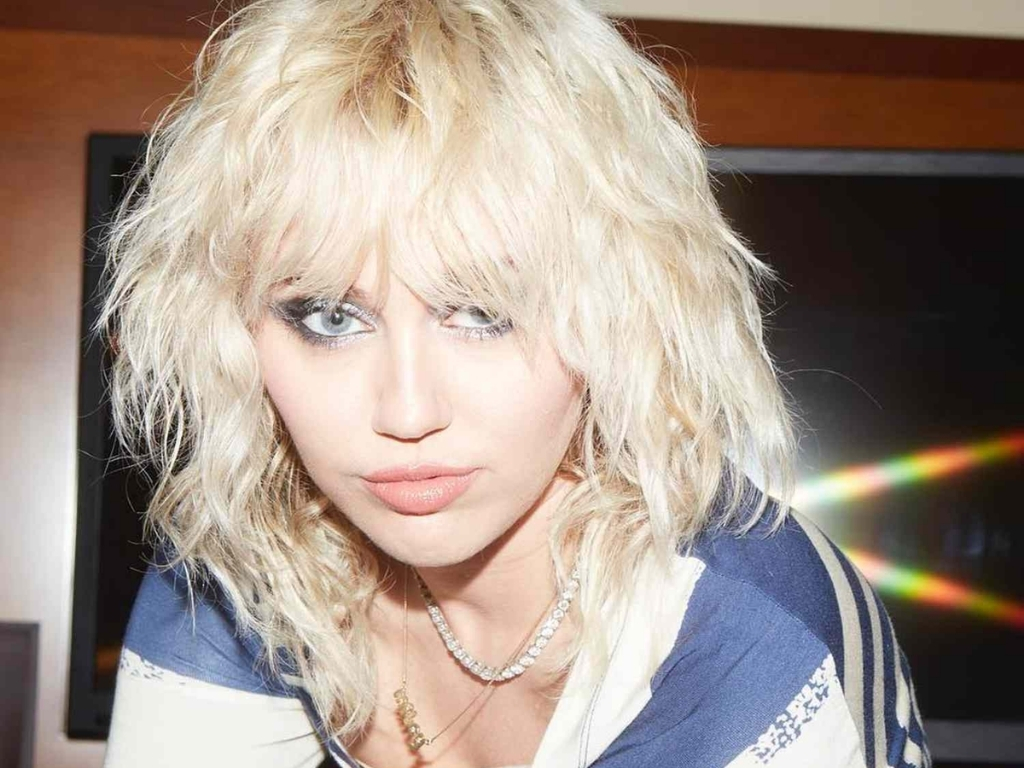 Retro ’90s-inspired wolf cut with piecey bangs