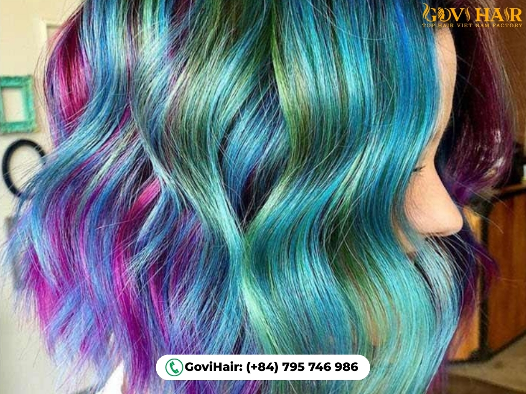 Shoulder-length mermaid-inspired two-tone hair