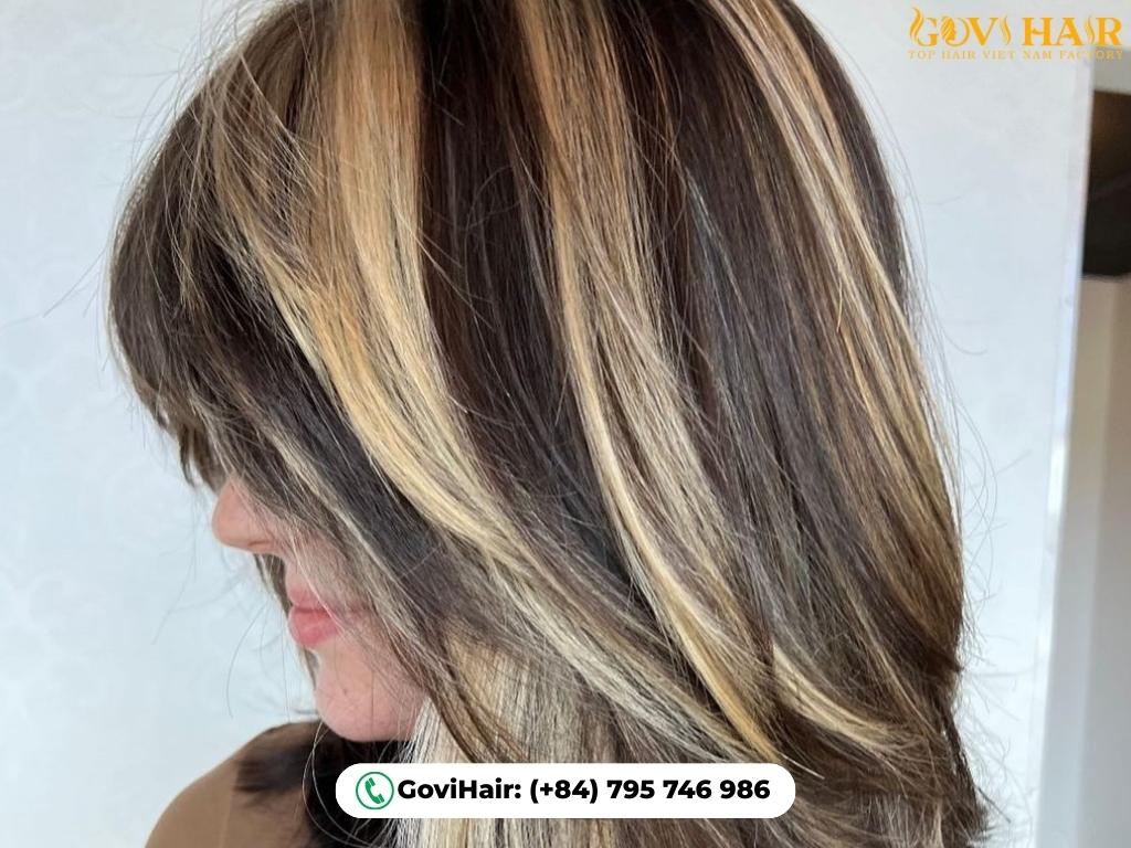 Volume-adding shaggy two-tone hairstyle