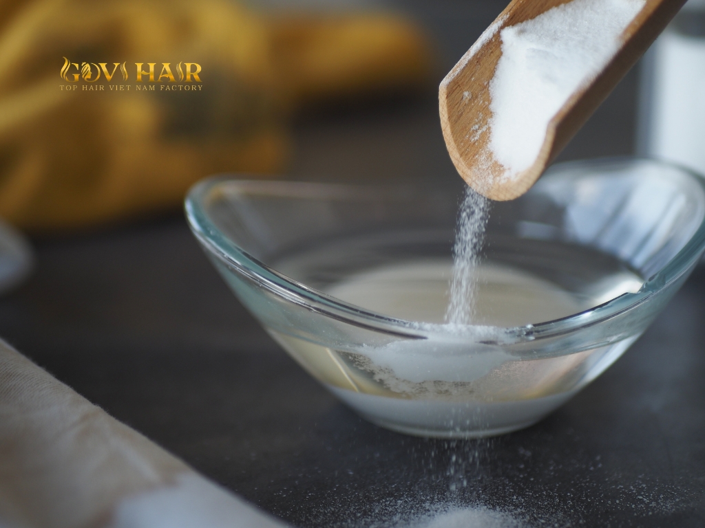 Use Shampoo & Baking Soda is one of the most popular methods for lifting dye residue