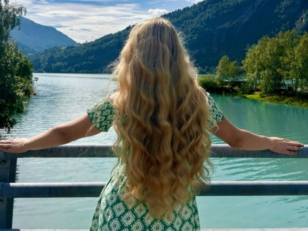 Gentle large waves evoke a mermaid-like flow that’s perfect for this length