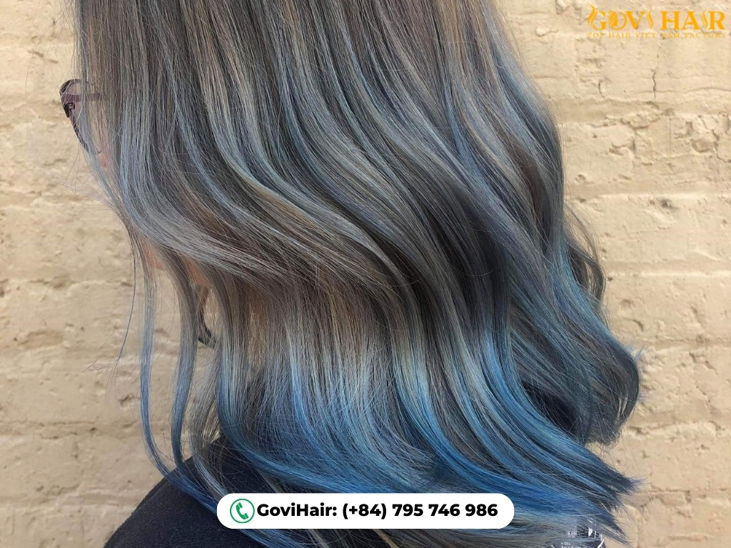 Dark Grey and Blue Blend creates a smoky hair look