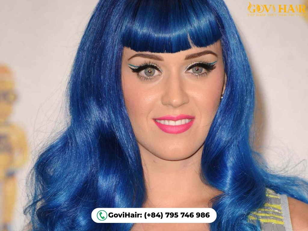 Katy’s Bold Blue Statement Wig adds vibrant pop-star style