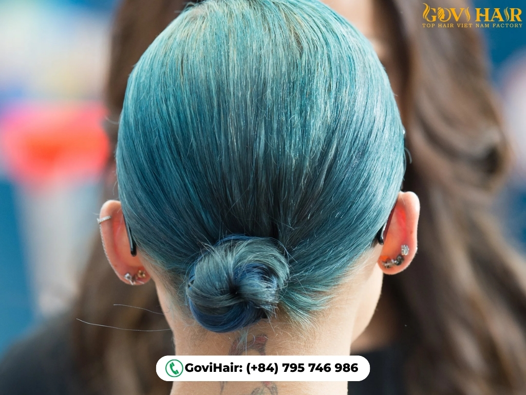 Nicole’s Slicked-Back Blue Style creates sleek, glossy look