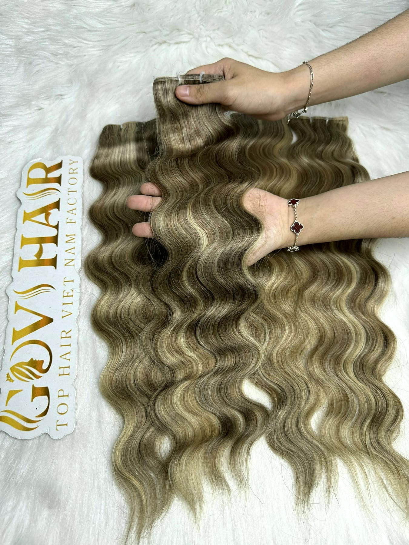Genius Wefts Hair Extensions 22 Inch Natural Wave Mix Piano Color 1 Genius wefts hair extensions mix piano held by hand