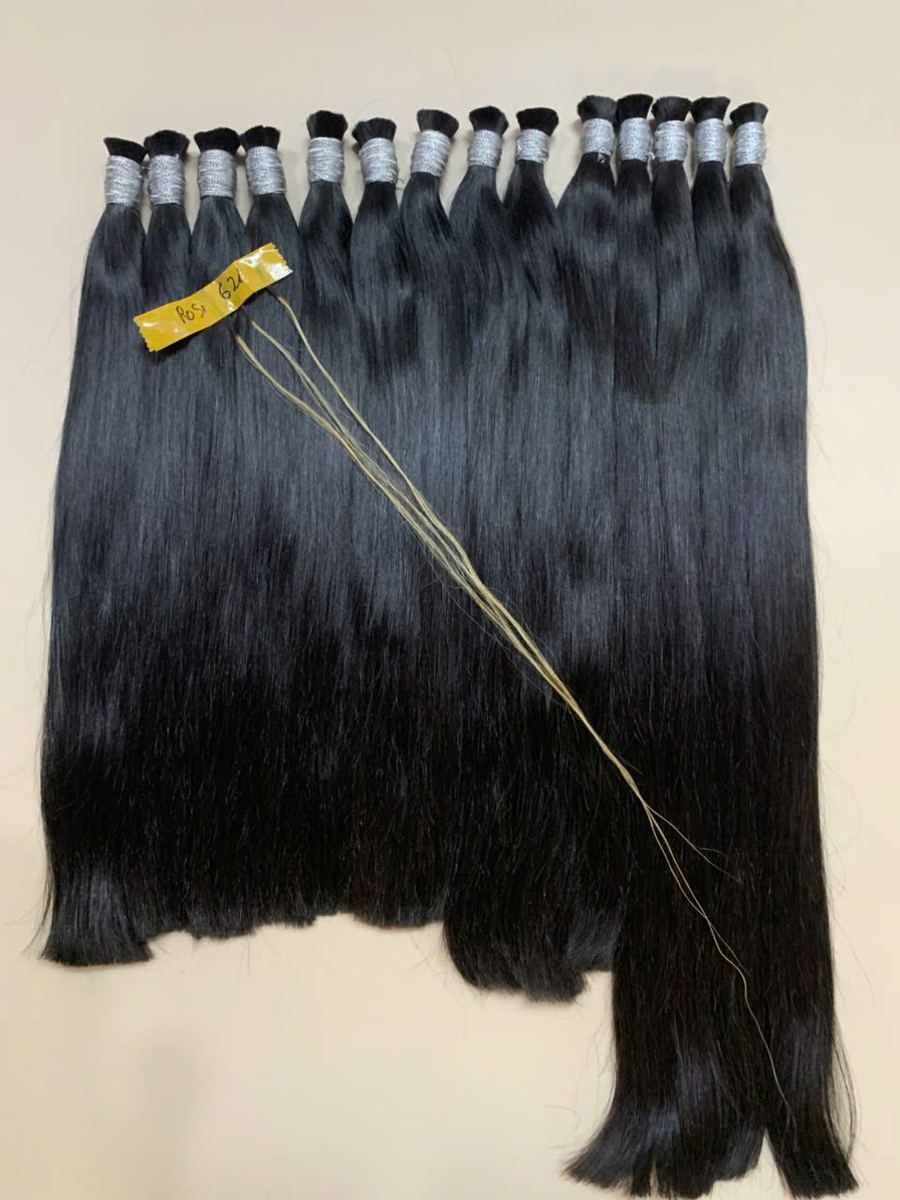 Govihair QC bleach test lifting a small section of a raw Vietnamese hair bundle