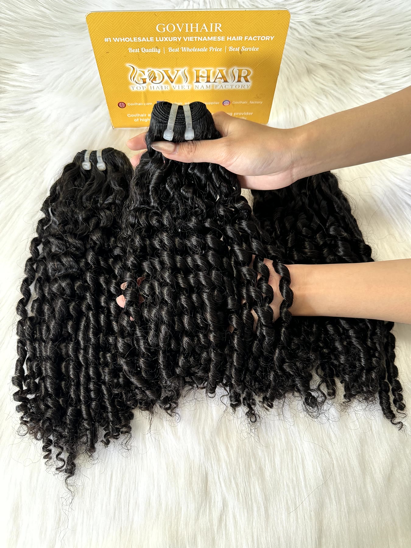 18 Inch Pixie Curly Hair Super Double Drawn Raw Bundles Wholesale 1 Pixie curly hair bundles held in hand