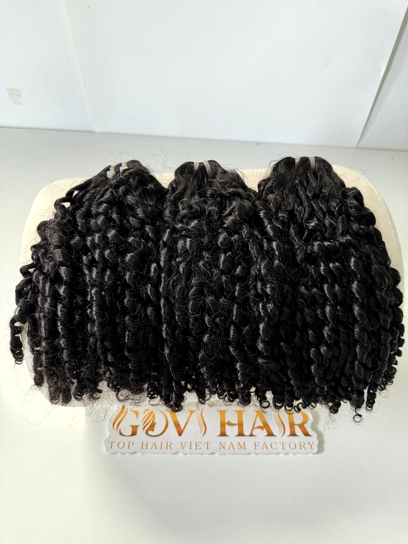 18 Inch Pixie Curly Hair Super Double Drawn Raw Bundles Wholesale 3 Pixie curly hair raw bundles on stand