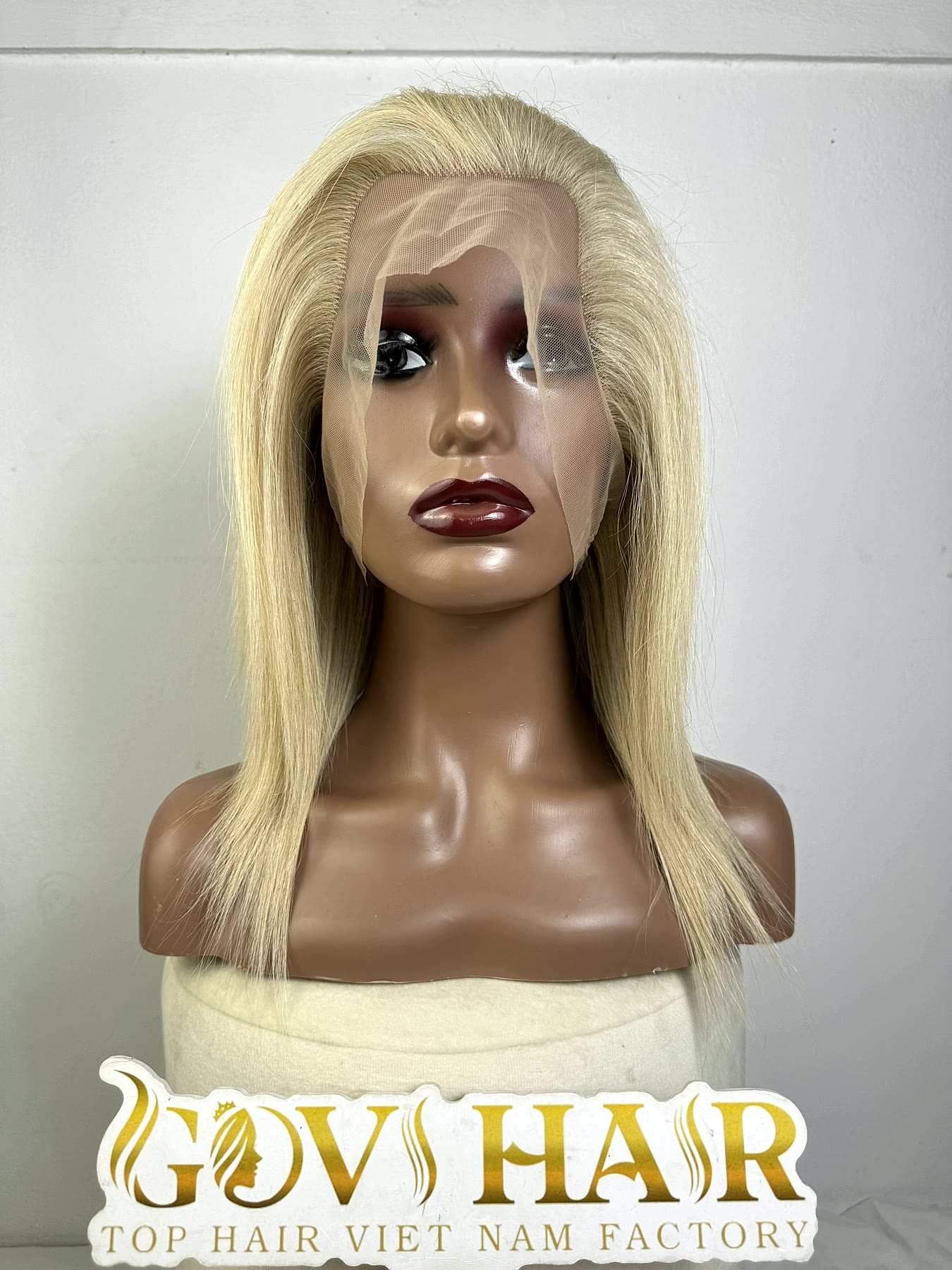 Short Blonde Full Lace Wig 14 Inch Straight Human Hair 180% Density 1 Short blonde full lace wig front view
