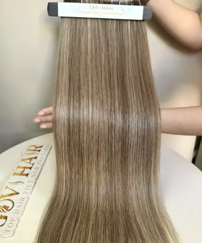 Invisible genius weft #18/60 held by hand