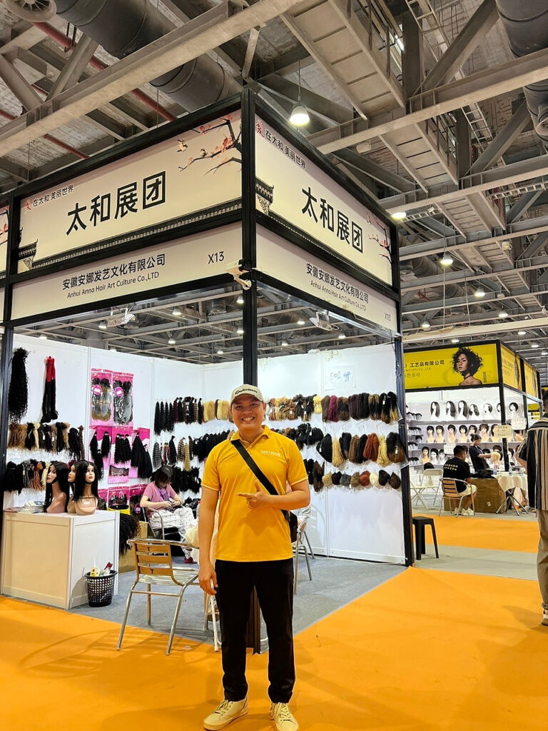 Tommy Huynh visiting exhibitors at the 16th China Hair Expo, 2026