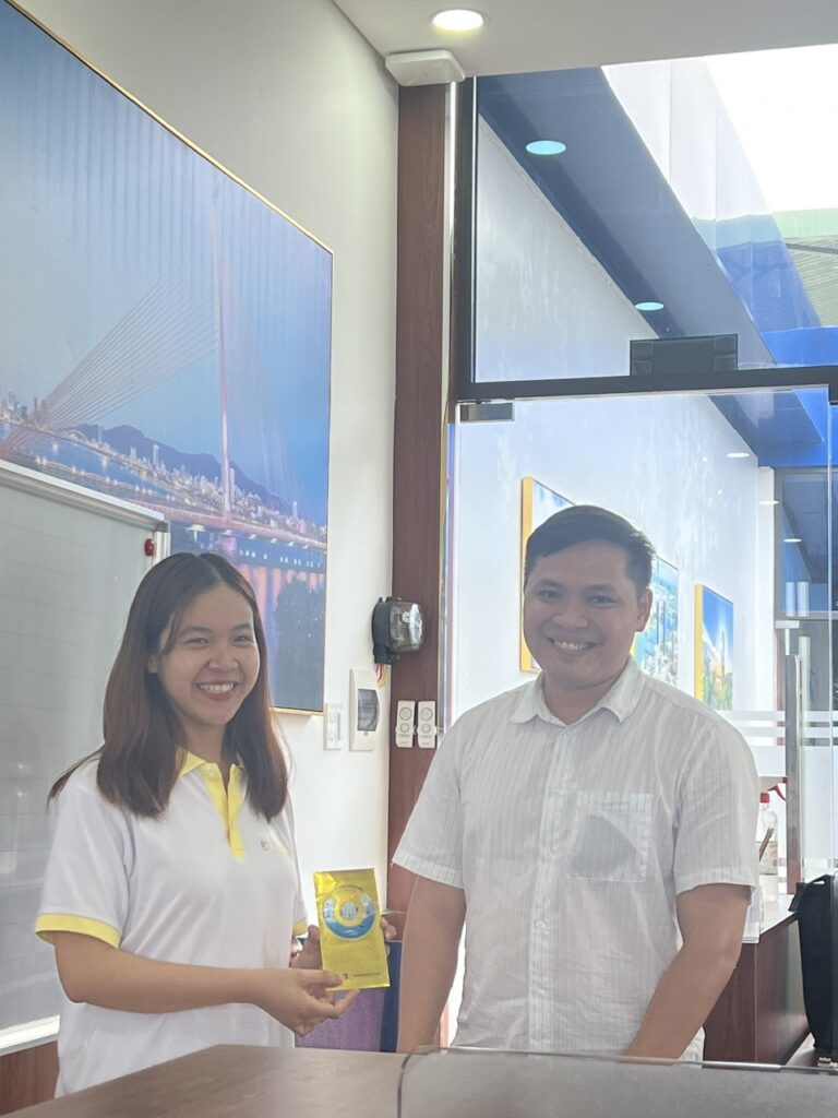 Tommy Huynh with a team member at the Govihair office