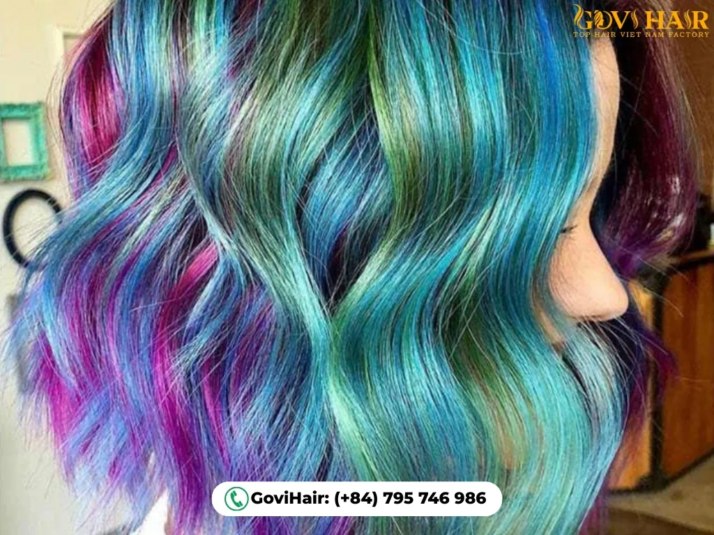 Shoulder-length mermaid-inspired two-tone hair
