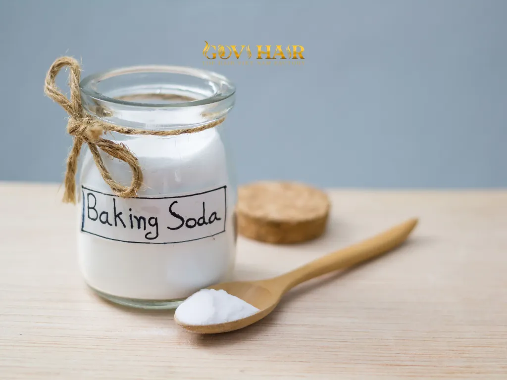Mixing baking soda with clarifying shampoo helps lift black dye