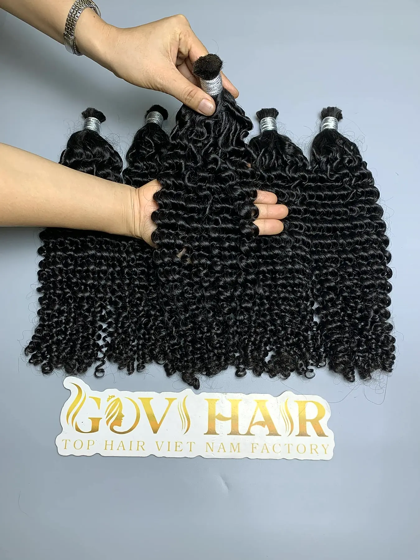 22 Inch Burmese Curly Braiding Hair Raw Bulk Human Hair Wholesale 1 Burmese curly braiding hair held by hand