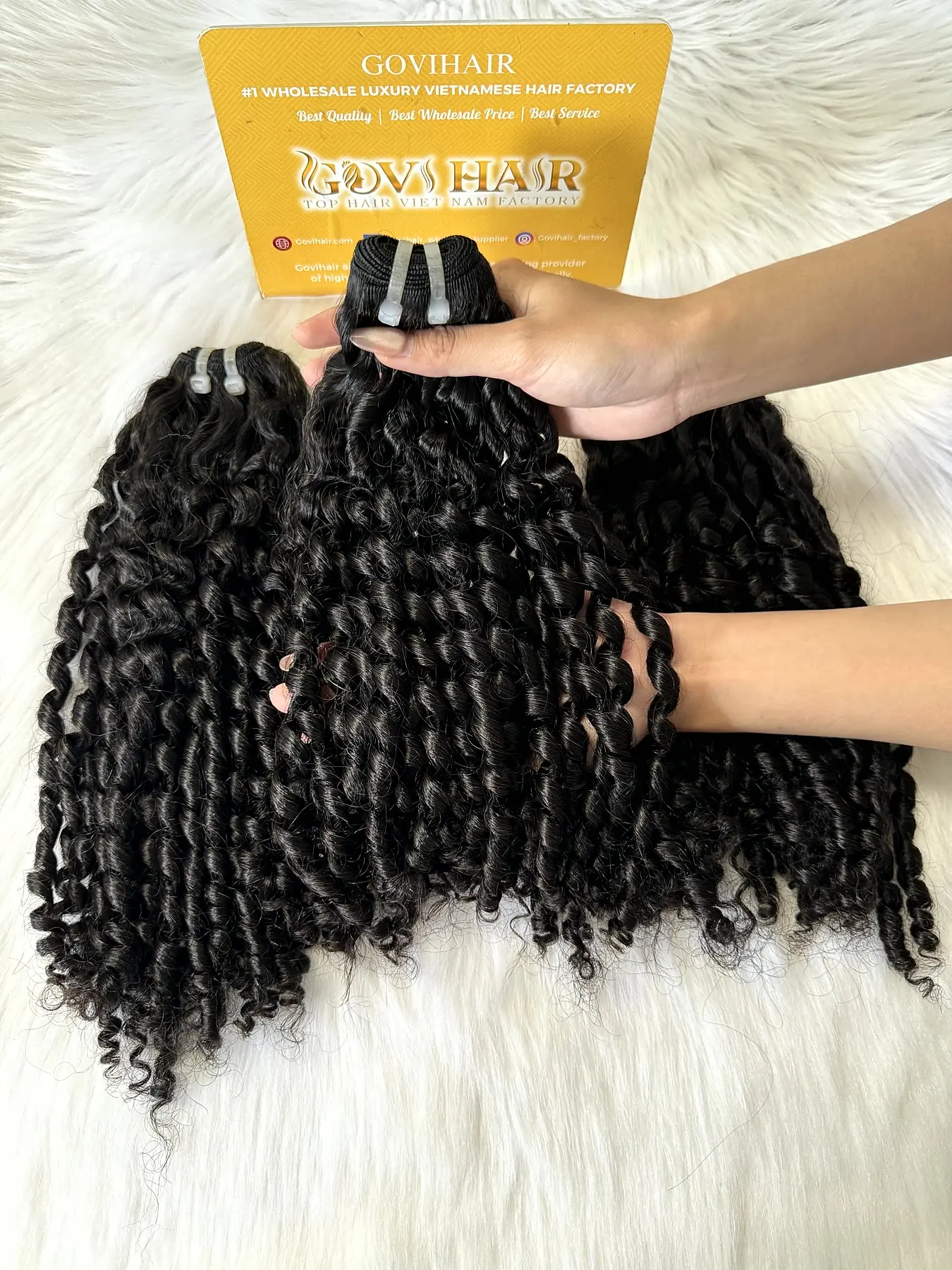 18 Inch Pixie Curly Hair Super Double Drawn Raw Bundles Wholesale 1 Pixie curly hair bundles held in hand