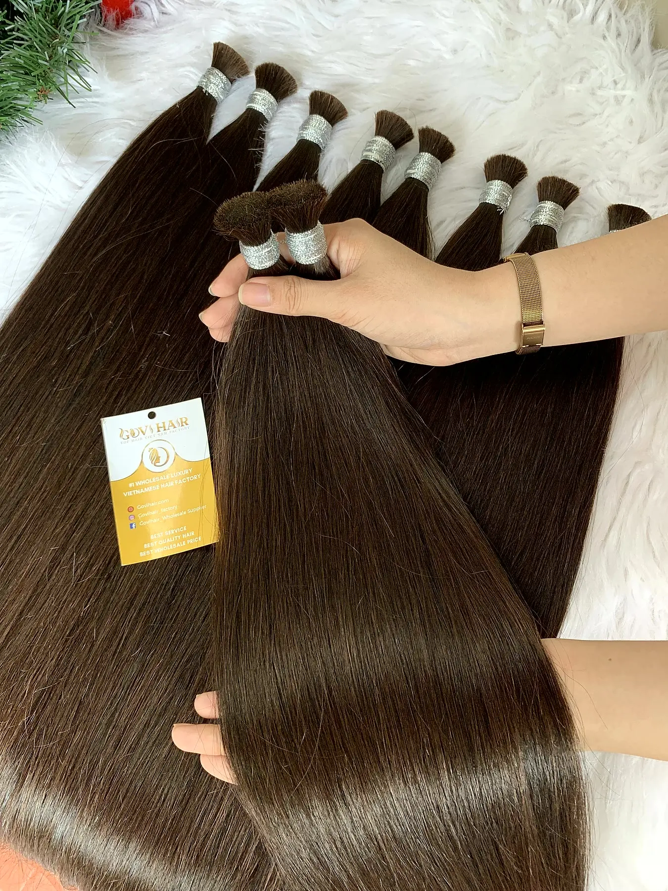 Human hair bulk 26 inch #2C held by hand