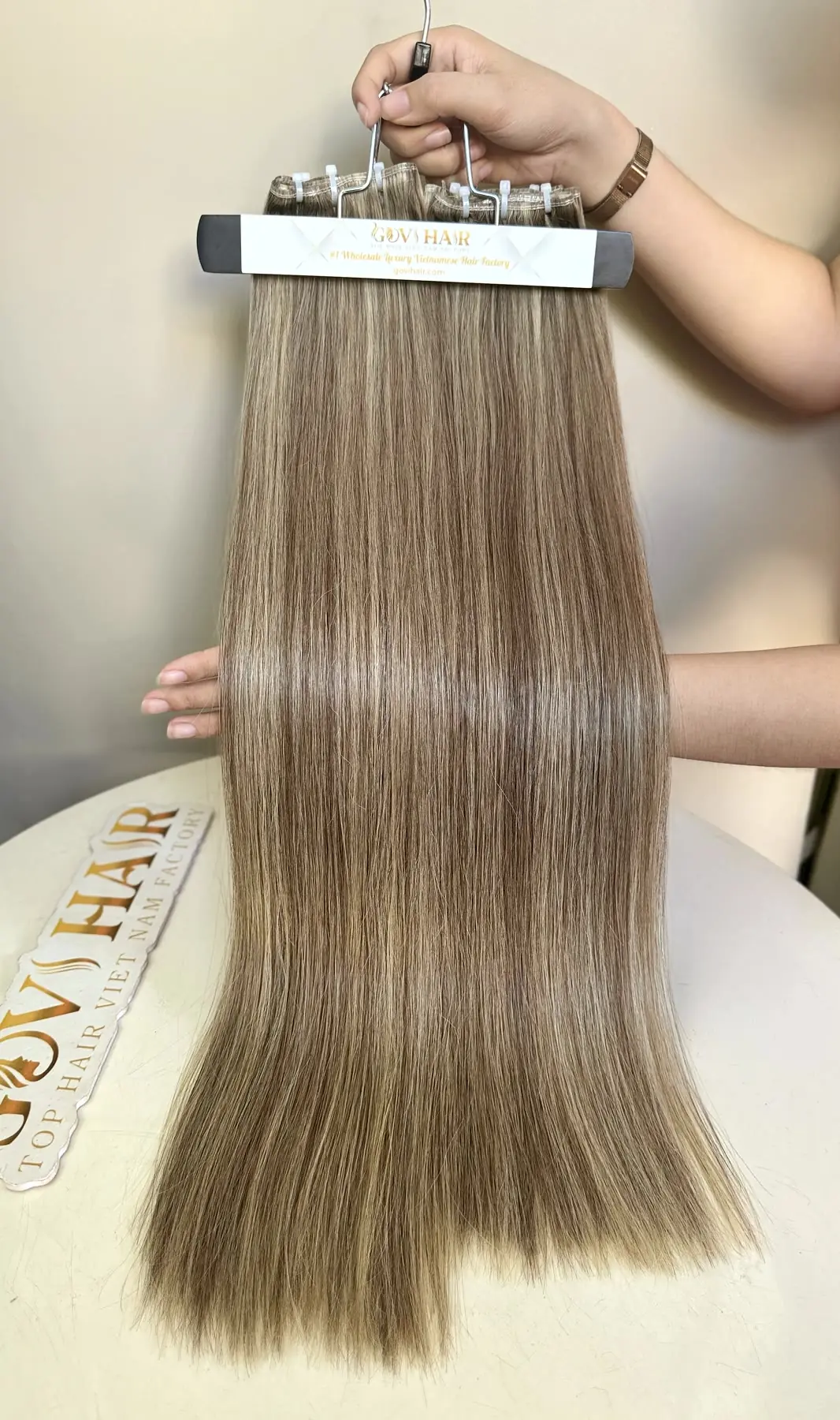Invisible genius weft #18/60 held by hand